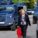 Srbija i Kosovo: Borbena vozila i bodljikava žica ispred zgrada opština na severu Kosova, suzavac u Zvečanu 10