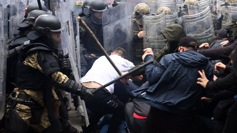 Sukob pripadnika KFOR-a i srpskih demonstranata