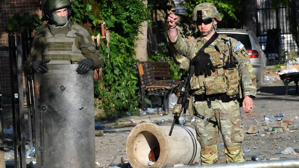 Srbija i Kosovo: Mirno posle žestokih sukoba, NATO raspoređuje dodatne snage, Amerika kažnjava Prištinu 2 Kosovo, incidenti