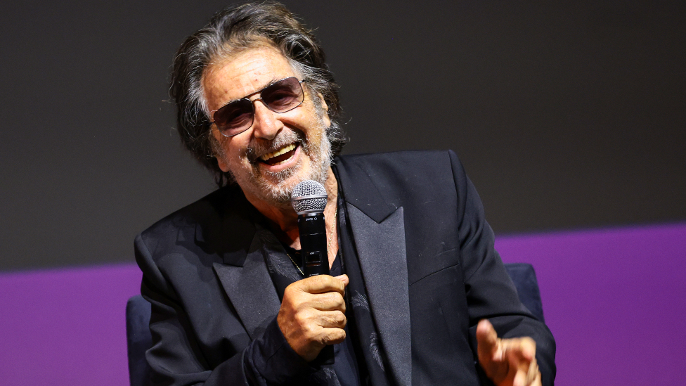 Al Paćino: Holivudski velikan čeka četvrto dete sa partnerkom mlađom 54 godine 1 Al Pacino speaks on stage at the "Heat" Premiere during 2022 Tribeca Festival at United Palace Theater on June 17, 2022 in New York City