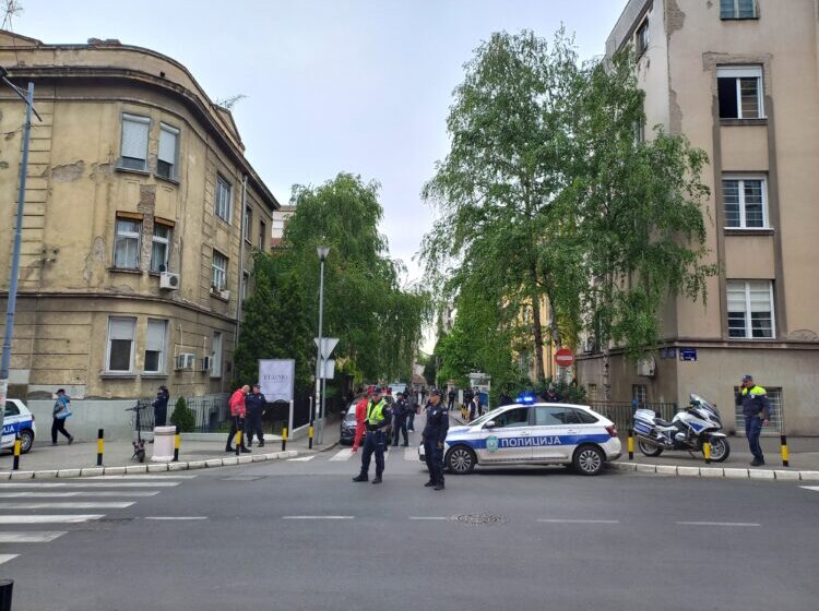 Roditelji se okupili ispred PU Vračar, žele da saznaju gde su im deca 1 Roditelji se okupili ispred PU Vračar, žele da saznaju gde su im deca 1