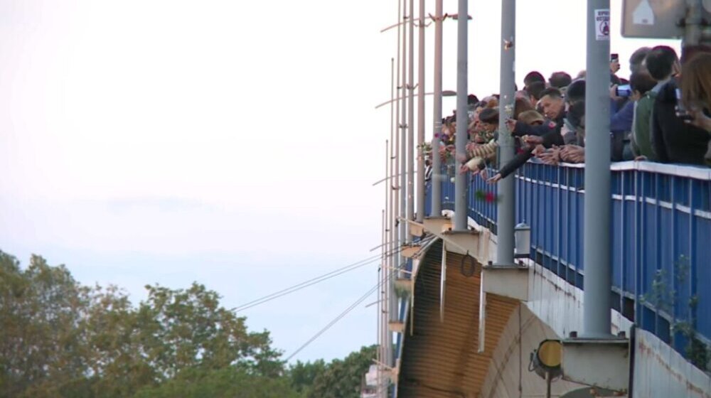 Završen protest u Novom Sadu: Cveće poslato rekom ka Beogradu kao počast stradalima 1