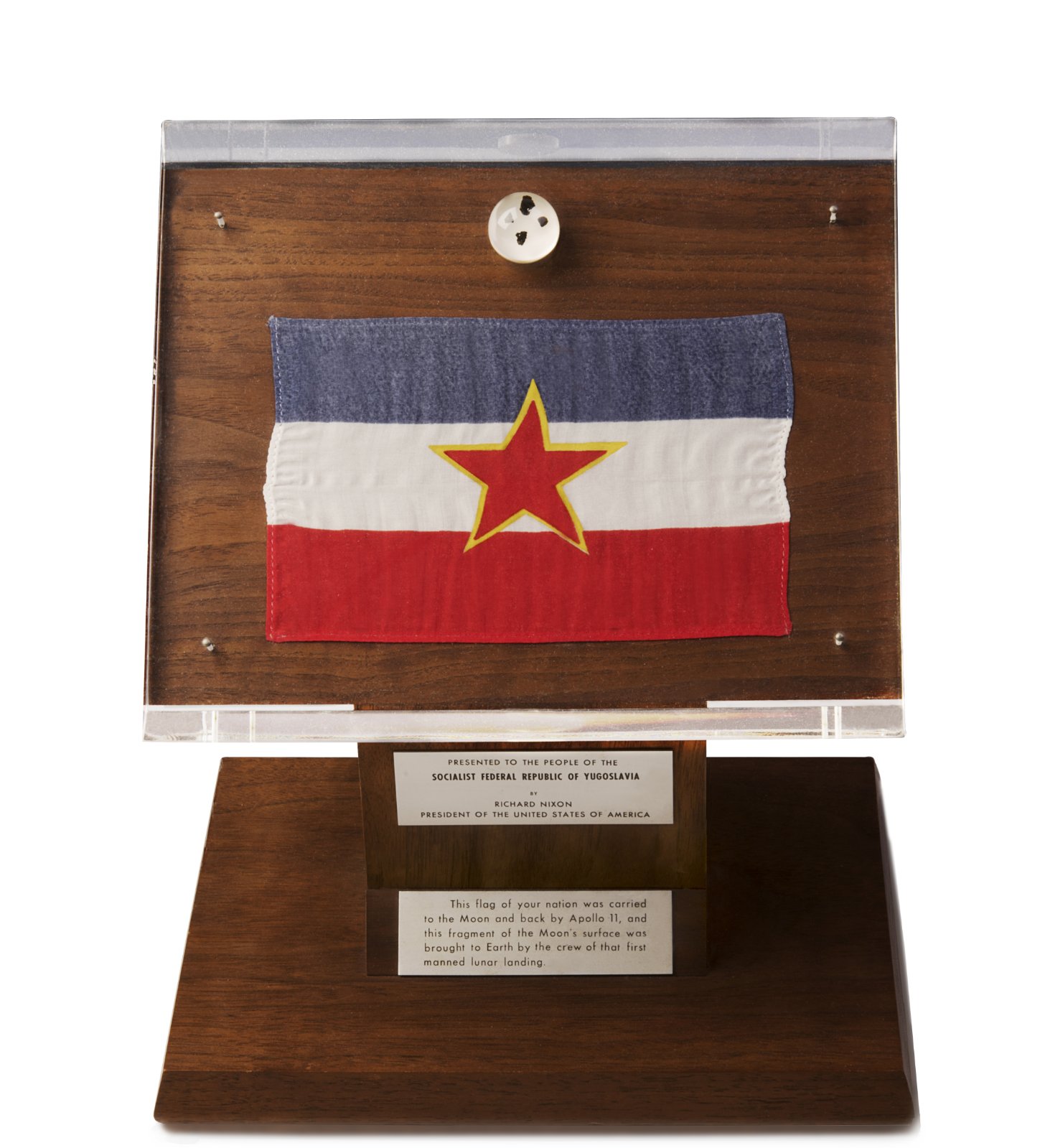 Obiđite jedinstveni eksponat: Izlaže se kamen sa Meseca, koji je Nikson uručio Titu (FOTO) 5