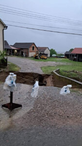 Potop u Koceljevi: Kiša i dalje pada, potopljena dvorišta, voda napravila kratere u asfaltu (FOTO) 3 Potop u Koceljevi: Kiša i dalje pada, potopljena dvorišta, voda napravila kratere u asfaltu (FOTO) 3