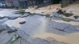 Potop u Koceljevi: Kiša i dalje pada, potopljena dvorišta, voda napravila kratere u asfaltu (FOTO) 2