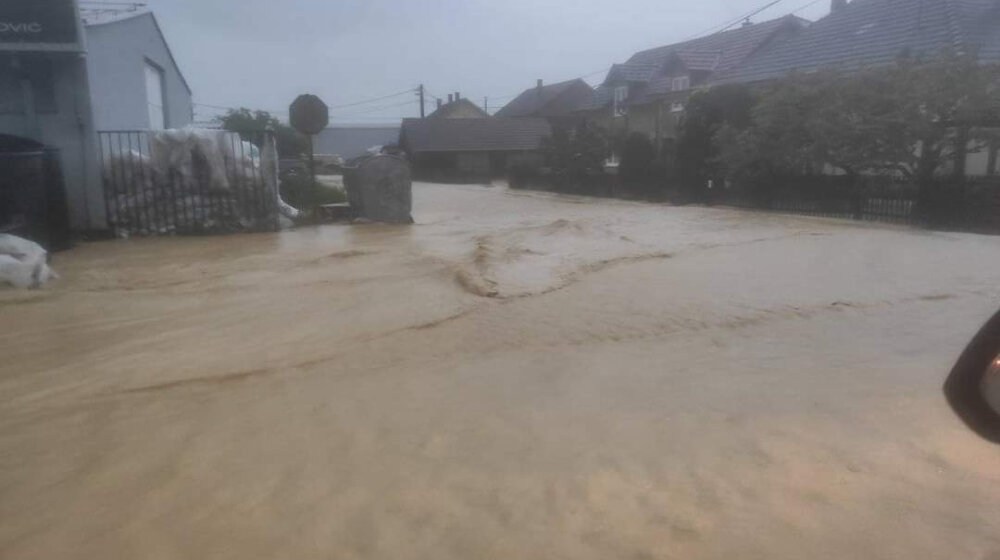 Potop u Koceljevi: Kiša i dalje pada, potopljena dvorišta, voda napravila kratere u asfaltu (FOTO) 1