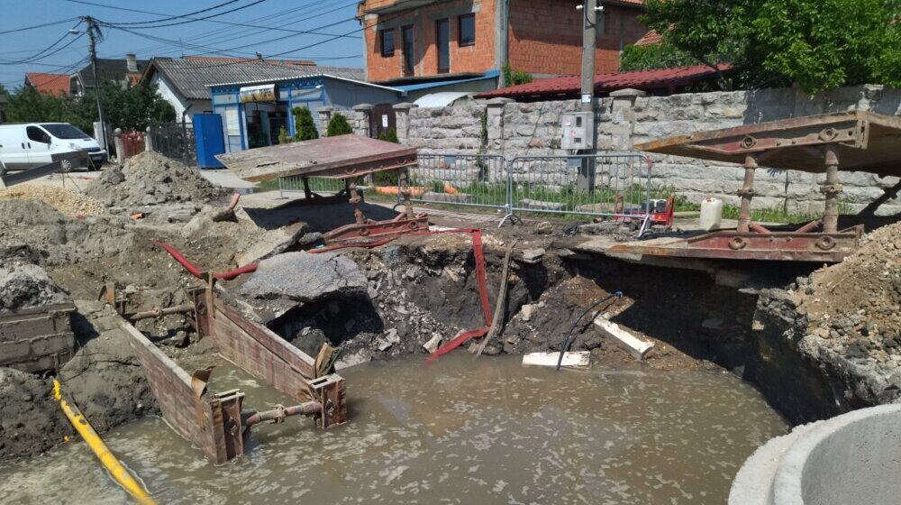 Radnici otišli jer im se "završilo radno vreme", a vodu nisu imali od subote do ponedeljka: Građani Krnjače na mukama zbog kanalizacije i vodovoda 1