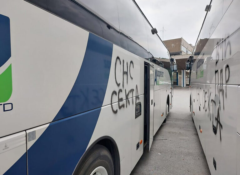 Nova: Na autobusima čačanskog autoprevoznika izbušene gume, na vozilima natpisi „SNS sekta“ 1