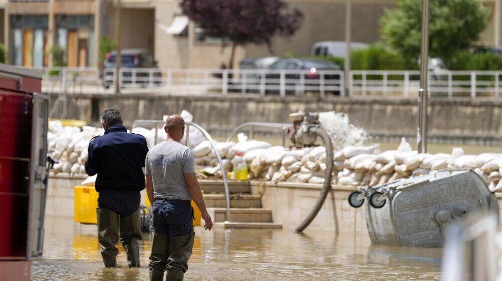Nevreme u Sloveniji i Hrvatskoj, olujni vetar dizao krovove kuća i rušio stabla 1