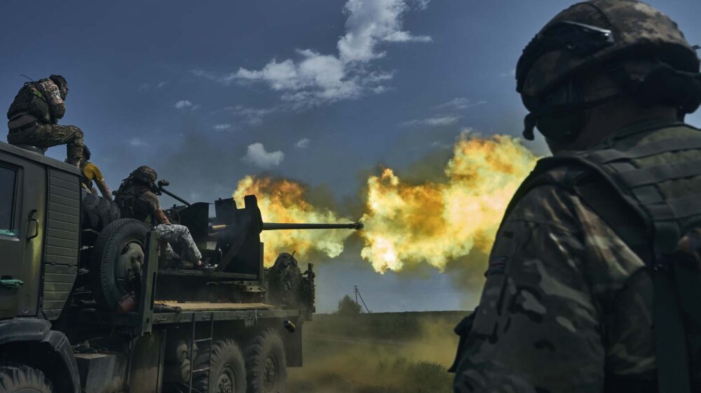 Japan šalje Ukrajini 100 vojnih vozila 1