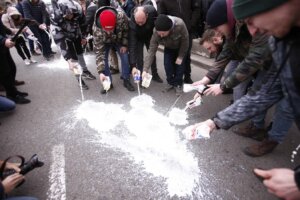 Narodni pokret Srbije (NPS) podržava protest proizvođača mleka najavljen za sutra i zahteva da im Vlade Srbije hitno obezbedi dodatna sredstva zbog poremećaja na tržištu, rekao je danas predsednik NPS i poslanik Miroslav Aleksić.