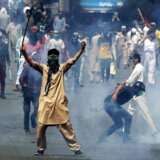 Obračun policije sa pristalicama bivšeg pakistanskog premijera Kana, stotine uhapšene 10