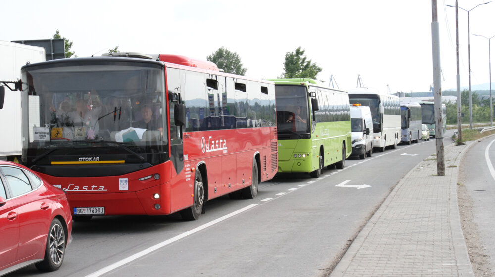 (FOTO) Centar Pančeva blokiran autobusima iz Vojvodine, ali i drugih delova Srbije posle mitinga SNS-a 1