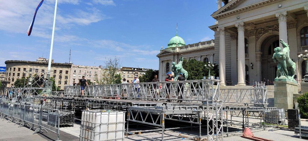 Počelo montiranje bine u Beogradu za Vučićev miting (FOTO) 3