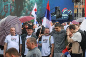 Transparenti, kišobrani i mokri građani: 50 fotografija sa skupa "Srbija nade" (FOTO) 35