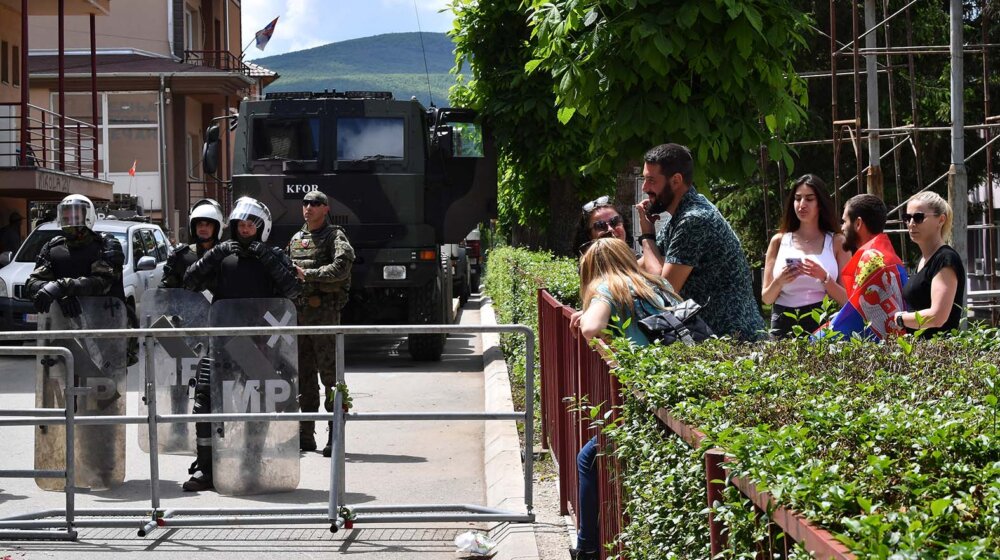 Kurti: NATO vojnici, kosovski policajci i novinari tokom protesta povređeni bombama iz Srbije 1