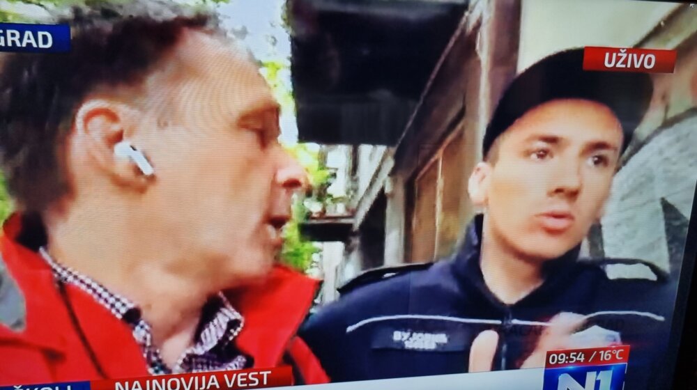 Policija prisilno udaljila programskog direktora N1 Igora Božića tokom izveštavanja o pucnjavi u školi "Vladislav Ribnikar" 1 Policija prisilno udaljila programskog direktora N1 Igora Božića tokom izveštavanja o pucnjavi u školi "Vladislav Ribnikar" 1