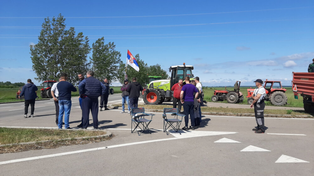 "Ne dolaze u obzir više usmena obećanja, prošle godine smo prevareni": Reporterka Danasa sa poljoprivrednicima na blokadi kod Aradca 2 "Ne dolaze u obzir više usmena obećanja, prošle godine smo prevareni": Reporterka Danasa sa poljoprivrednicima na blokadi kod Aradca 2