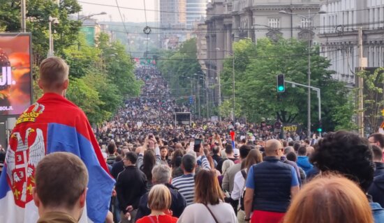 AP: Desetine hiljada i na trećem protestu u Beogradu, autokrata Vučić na kontramitingu 7