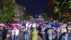 Transparenti, kišobrani i mokri građani: 50 fotografija sa skupa "Srbija nade" (FOTO) 56