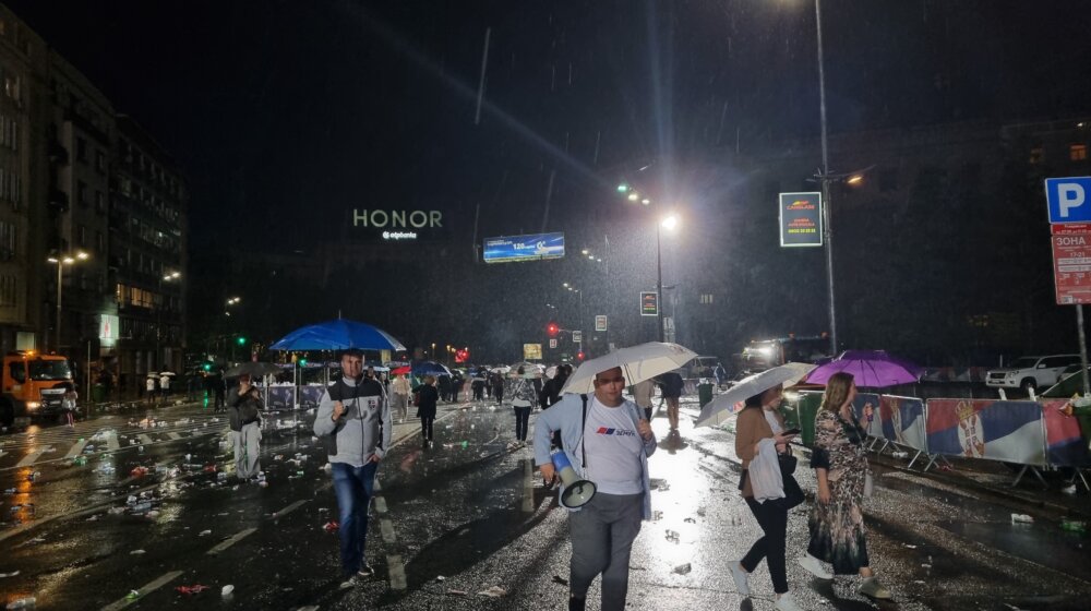 Iz kulisa "Srbije nade" nazad u "Srbiju brige": Kako su protekli sati onima koji su dovedeni na Vučićev miting? 1