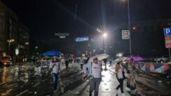 Transparenti, kišobrani i mokri građani: 50 fotografija sa skupa "Srbija nade" (FOTO) 55