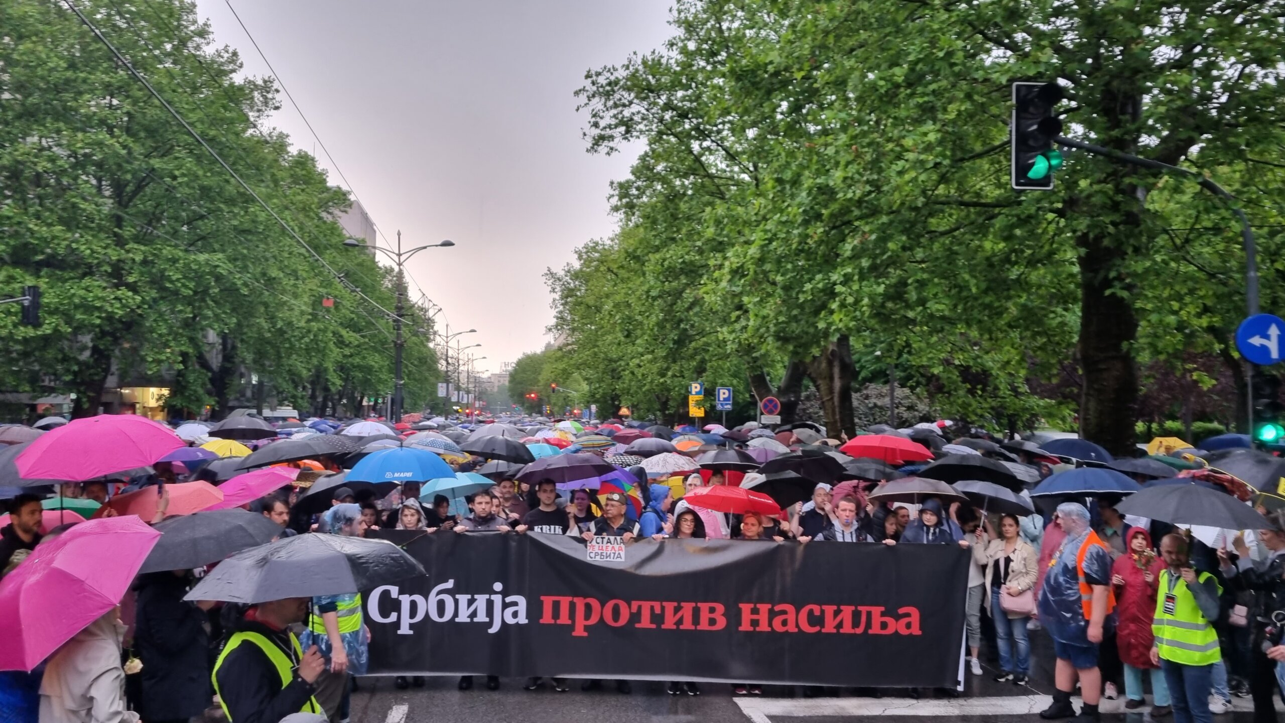 'Prsten' oko RTS-a, kiša, i uključenje u Dnevnik: Slike koje su obeležile protest "Srbija protiv nasilja" (FOTO) 2