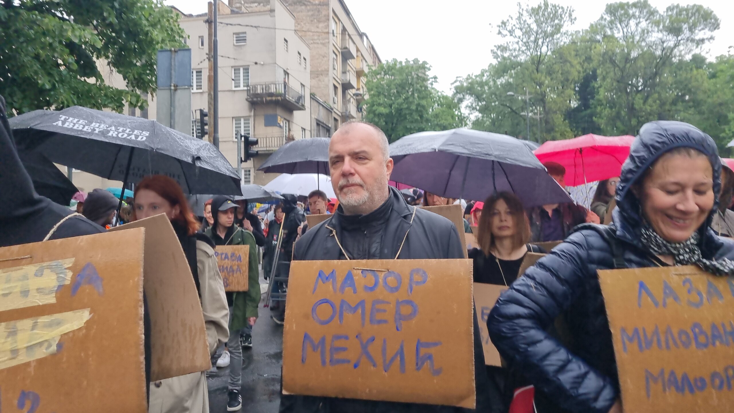 'Prsten' oko RTS-a, kiša, i uključenje u Dnevnik: Slike koje su obeležile protest "Srbija protiv nasilja" (FOTO) 30