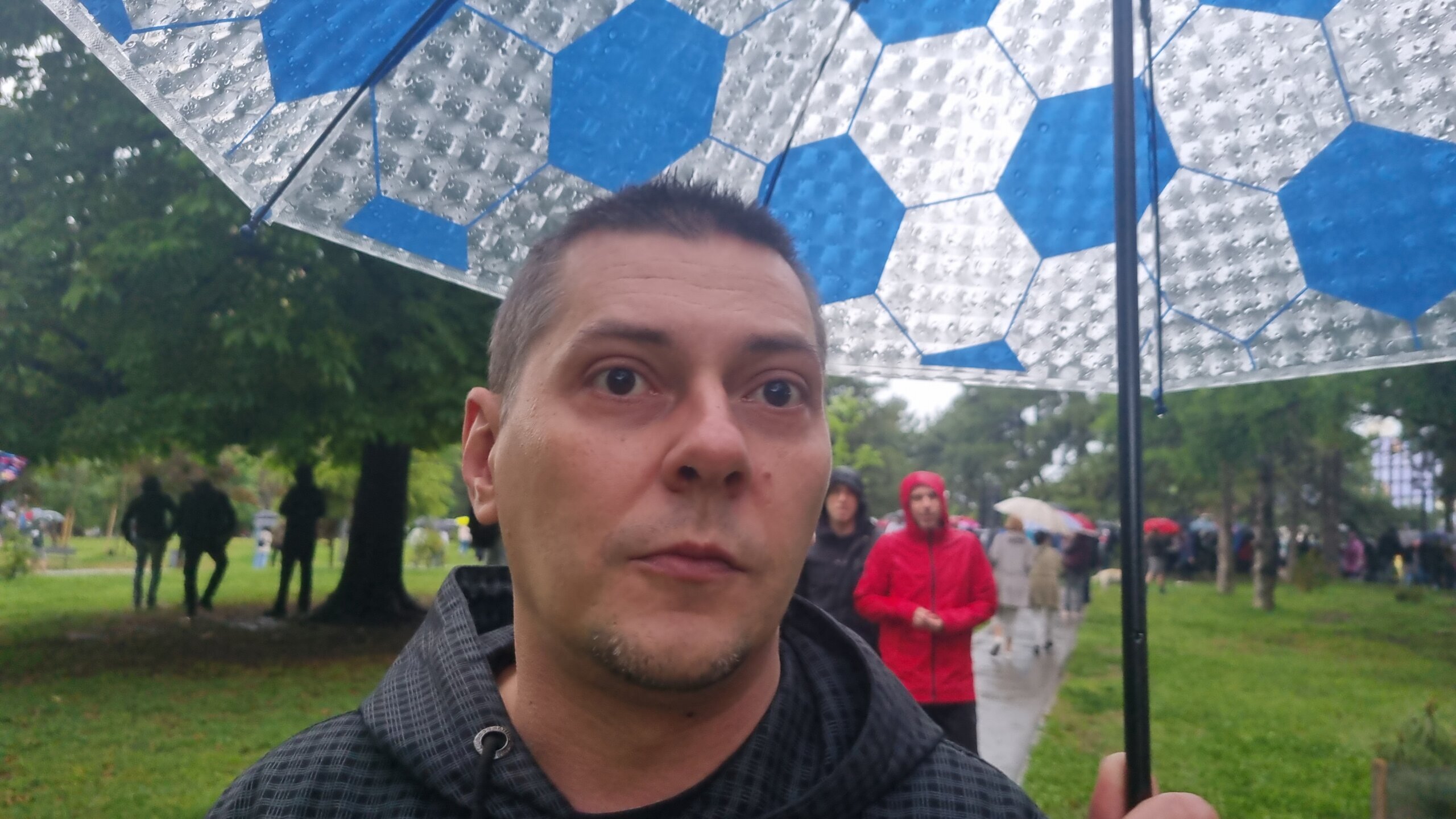 'Prsten' oko RTS-a, kiša, i uključenje u Dnevnik: Slike koje su obeležile protest "Srbija protiv nasilja" (FOTO) 13