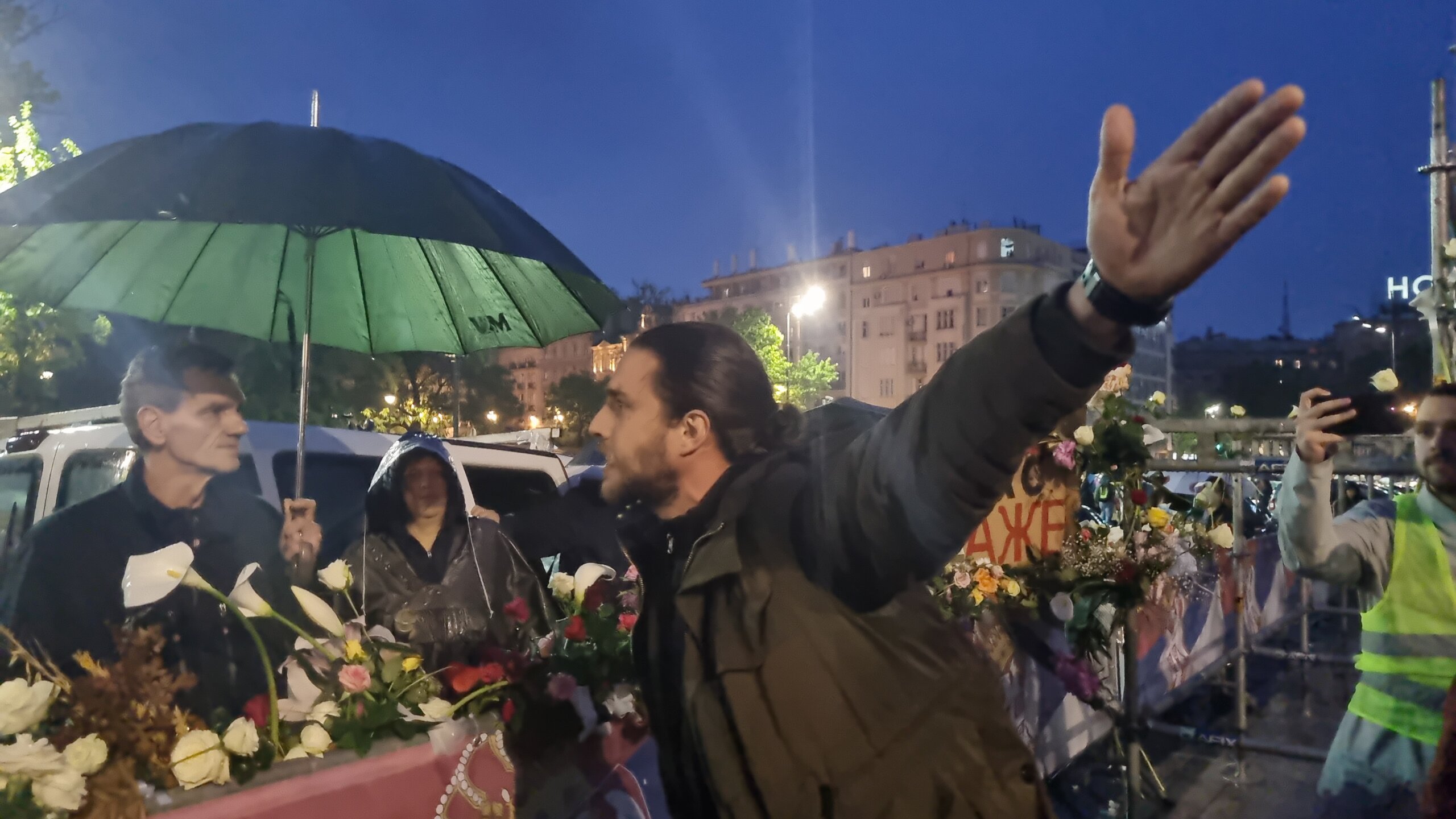 'Prsten' oko RTS-a, kiša, i uključenje u Dnevnik: Slike koje su obeležile protest "Srbija protiv nasilja" (FOTO) 9