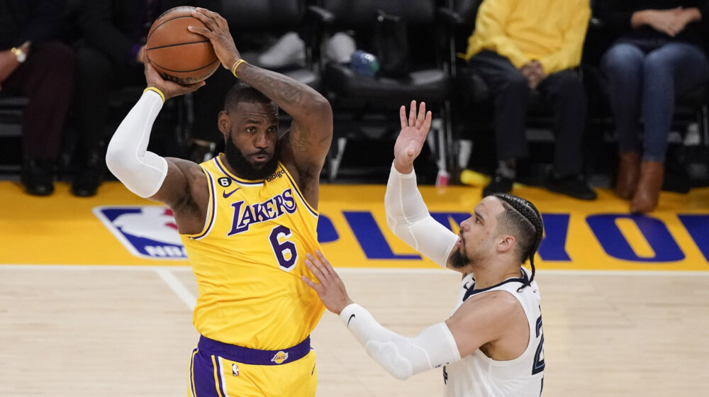 Lebron se vraća na 23: Lejkersi povlače broj šest u čast Bila Rasela 1