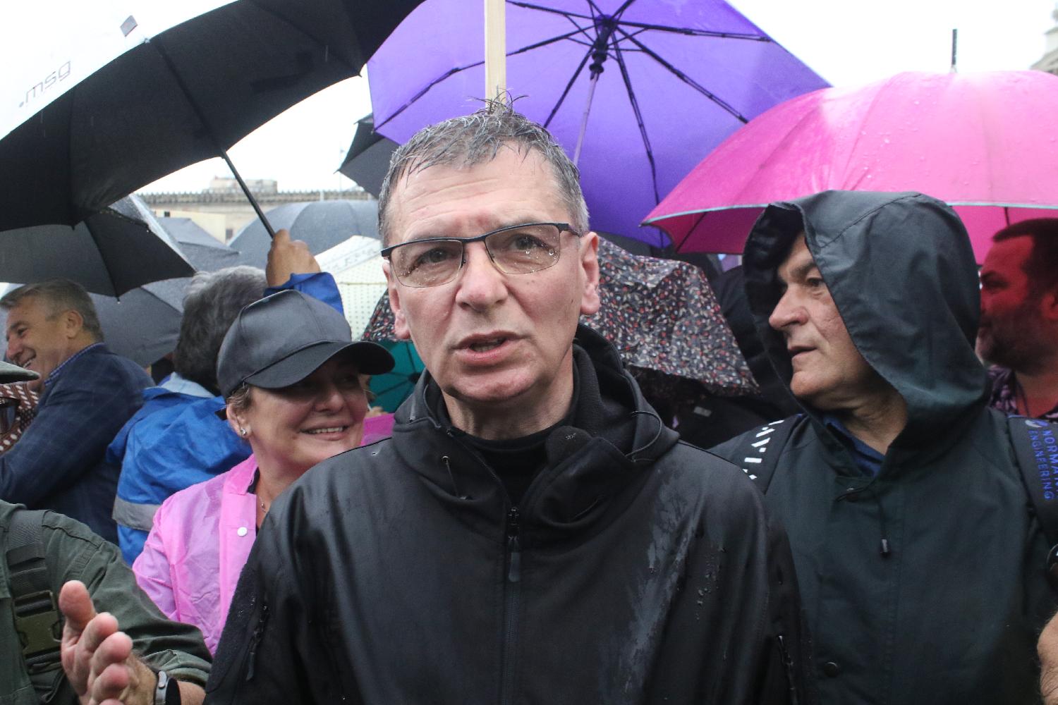 'Prsten' oko RTS-a, kiša, i uključenje u Dnevnik: Slike koje su obeležile protest "Srbija protiv nasilja" (FOTO) 3