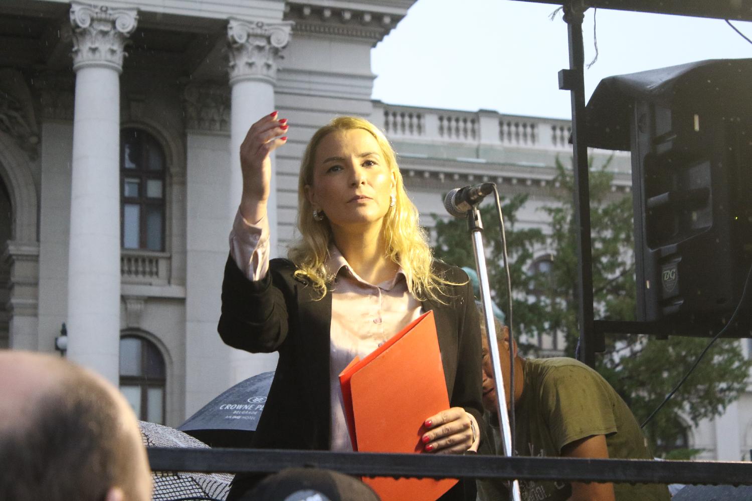 'Prsten' oko RTS-a, kiša, i uključenje u Dnevnik: Slike koje su obeležile protest "Srbija protiv nasilja" (FOTO) 4