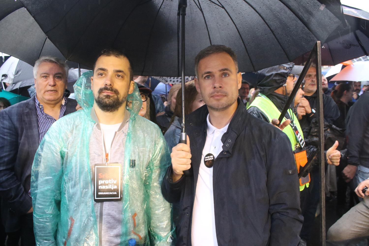 'Prsten' oko RTS-a, kiša, i uključenje u Dnevnik: Slike koje su obeležile protest "Srbija protiv nasilja" (FOTO) 5