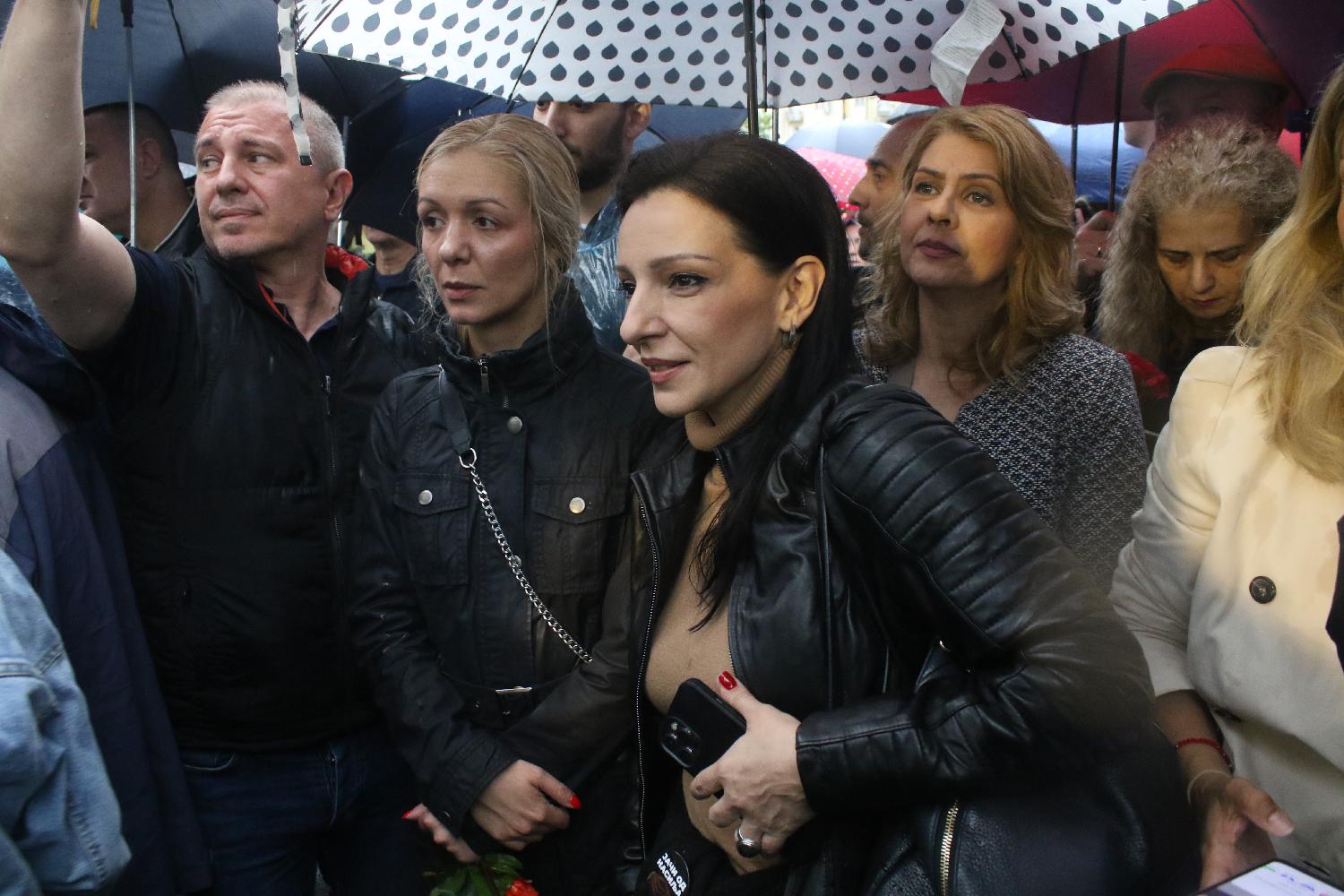 'Prsten' oko RTS-a, kiša, i uključenje u Dnevnik: Slike koje su obeležile protest "Srbija protiv nasilja" (FOTO) 6