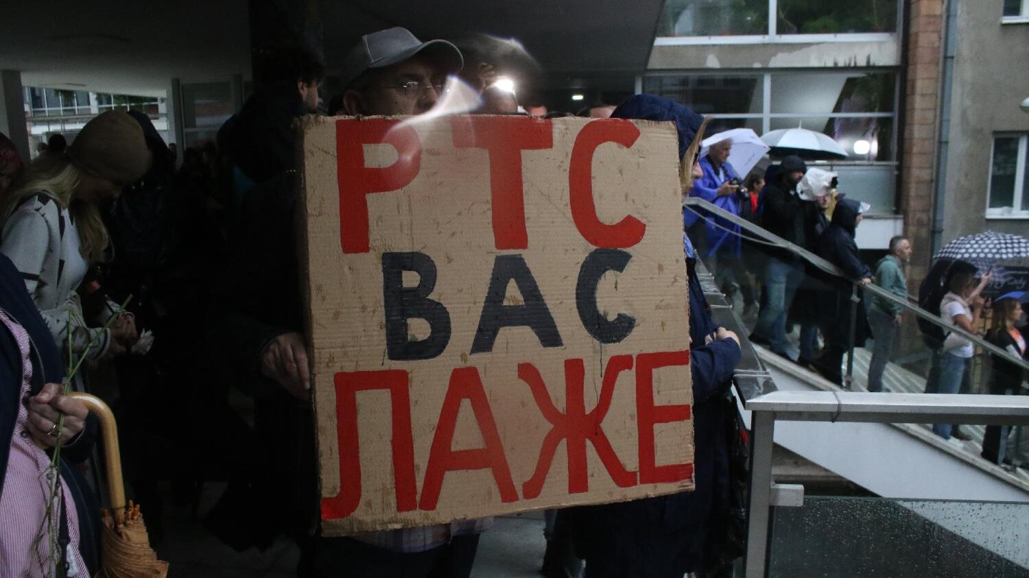 'Prsten' oko RTS-a, kiša, i uključenje u Dnevnik: Slike koje su obeležile protest "Srbija protiv nasilja" (FOTO) 12