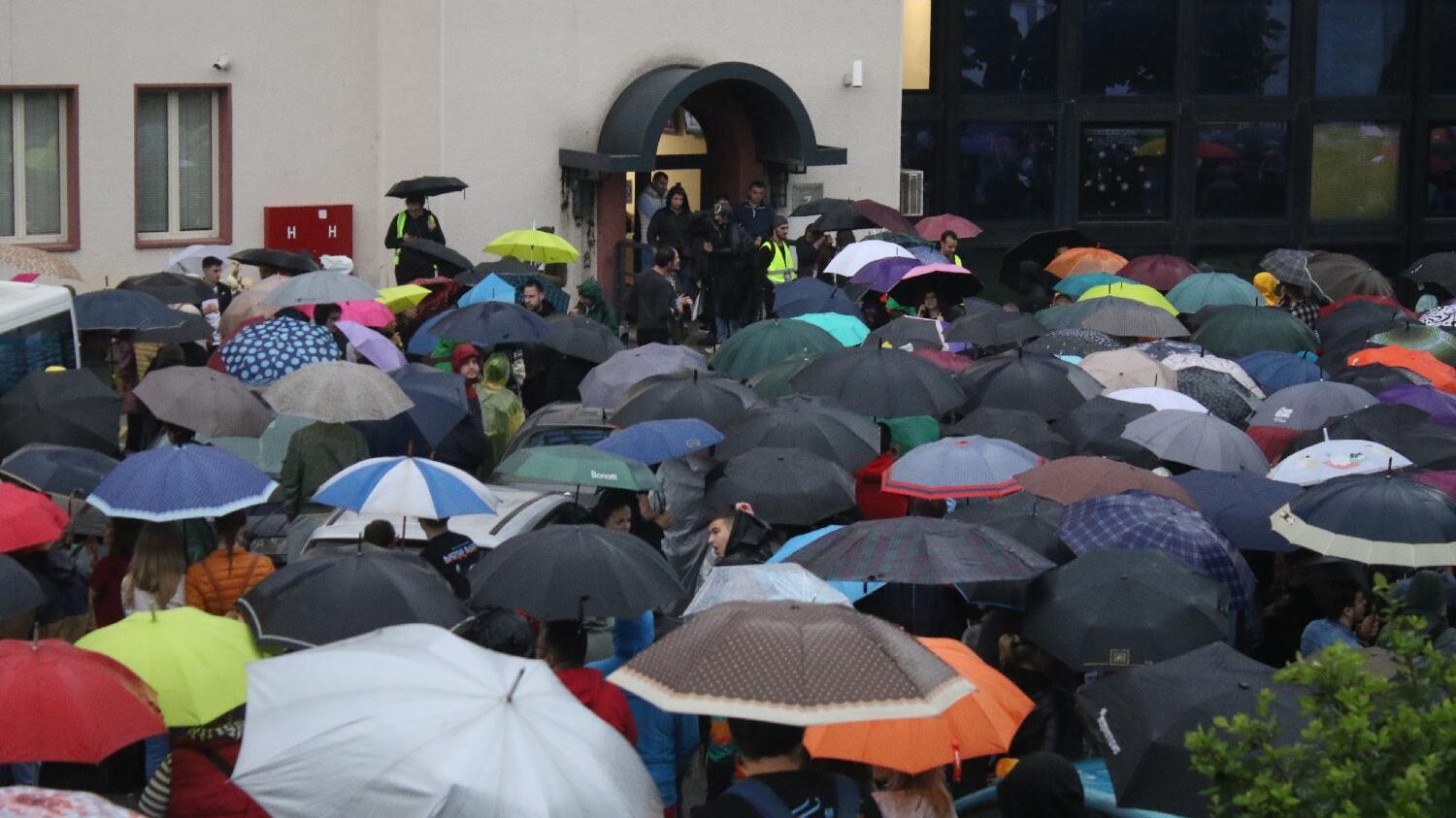 'Prsten' oko RTS-a, kiša, i uključenje u Dnevnik: Slike koje su obeležile protest "Srbija protiv nasilja" (FOTO) 10