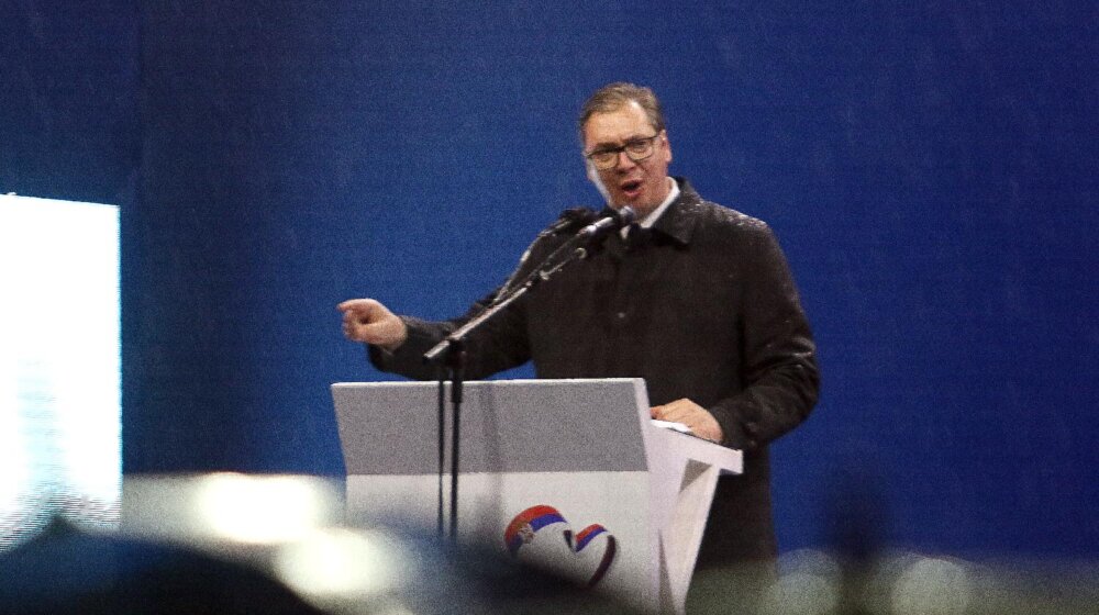 Kišni čovek: Kako se Vučić od parade Putinu do SNS mitinga u petak „posvađao“ sa kišobranima (VIDEO, FOTO) 15