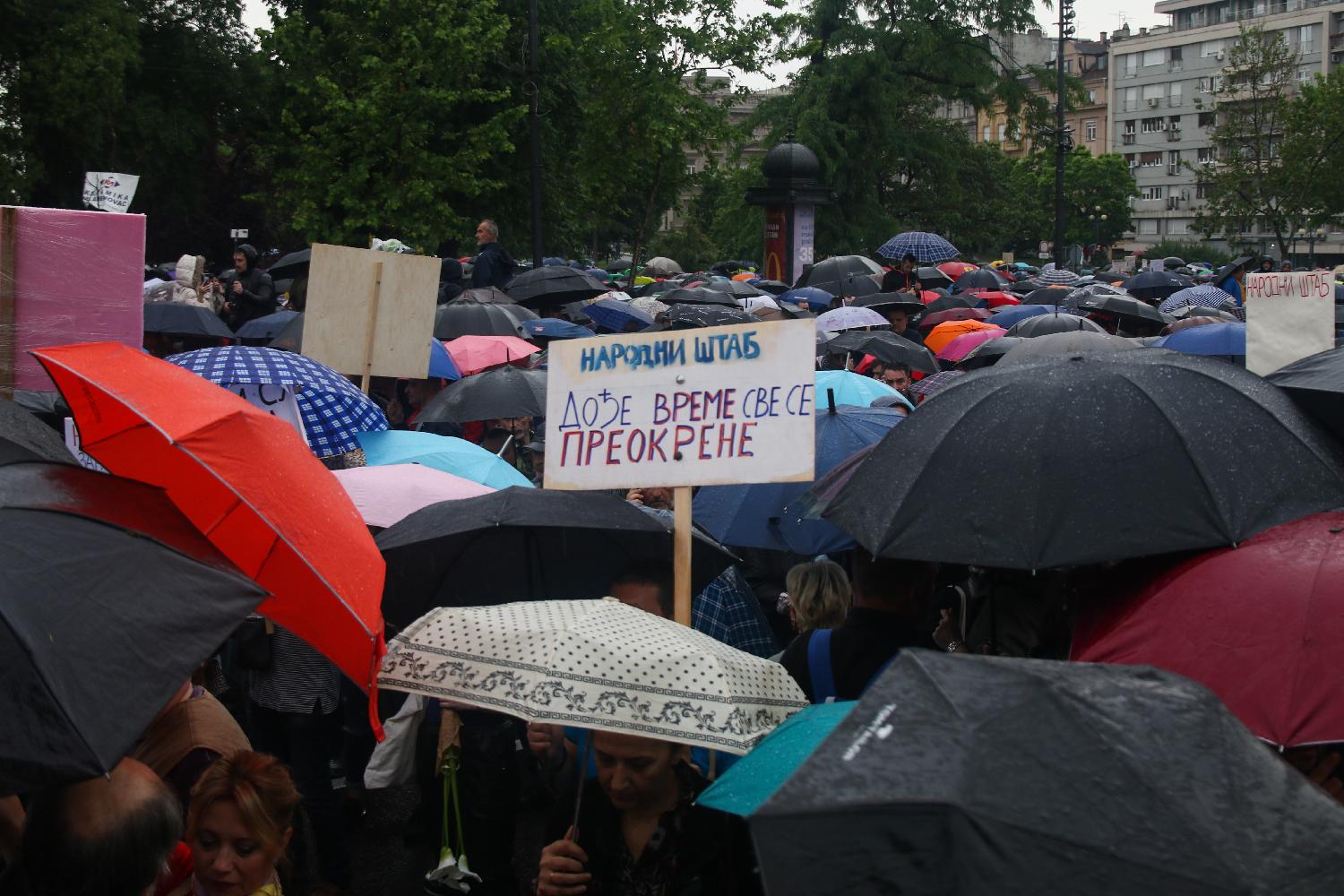 'Prsten' oko RTS-a, kiša, i uključenje u Dnevnik: Slike koje su obeležile protest "Srbija protiv nasilja" (FOTO) 24