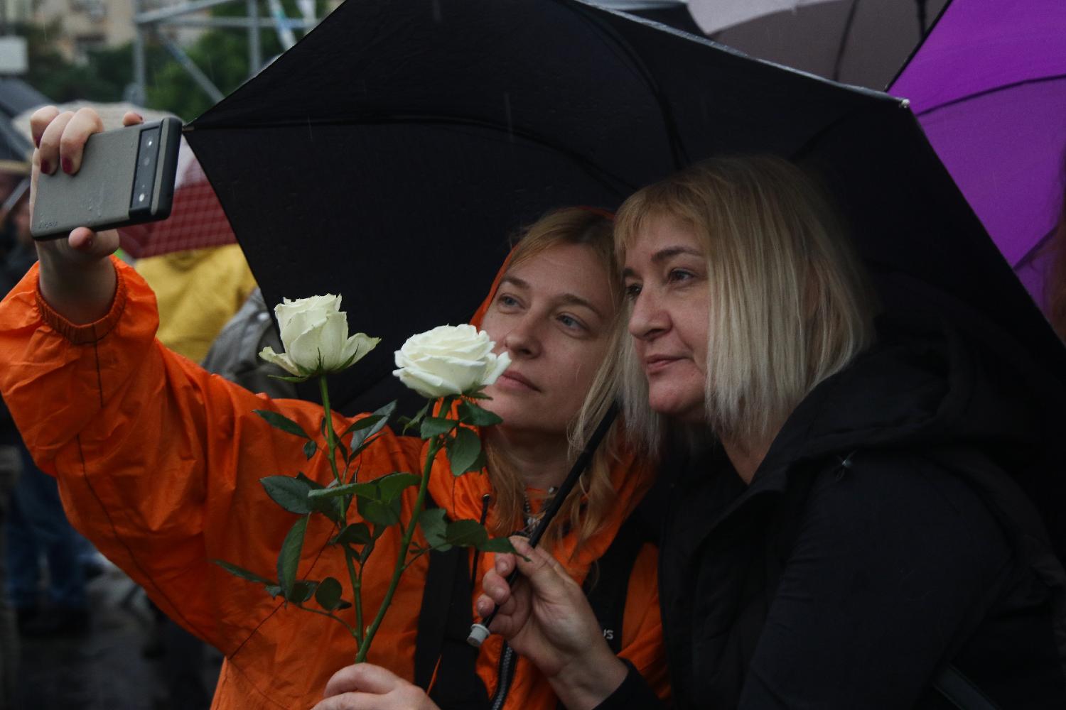 'Prsten' oko RTS-a, kiša, i uključenje u Dnevnik: Slike koje su obeležile protest "Srbija protiv nasilja" (FOTO) 22