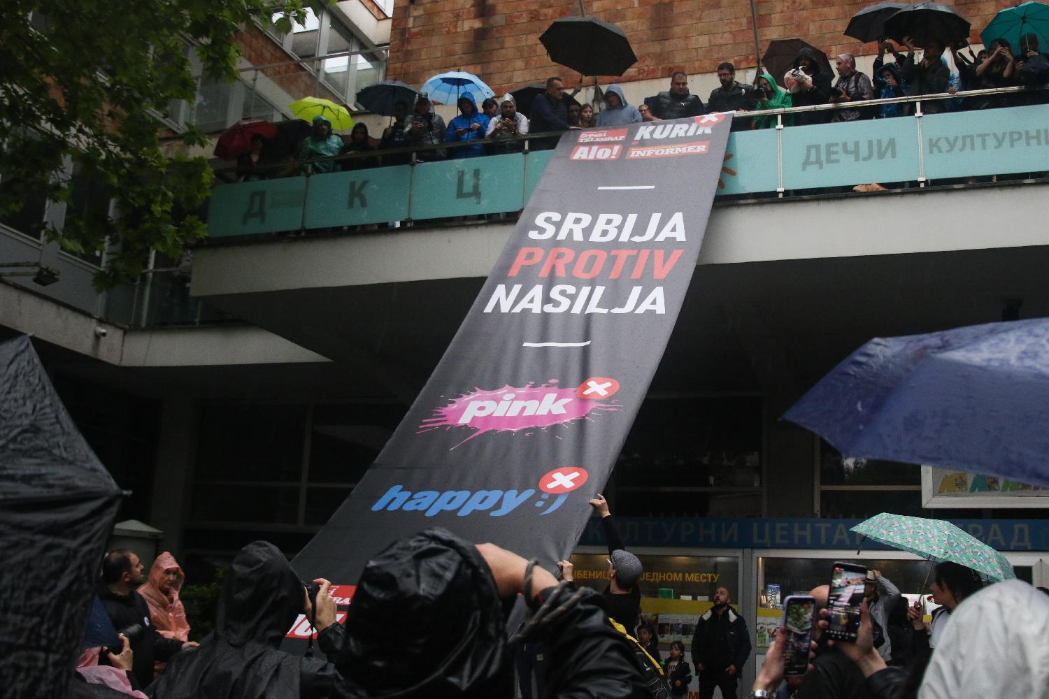 'Prsten' oko RTS-a, kiša, i uključenje u Dnevnik: Slike koje su obeležile protest "Srbija protiv nasilja" (FOTO) 19
