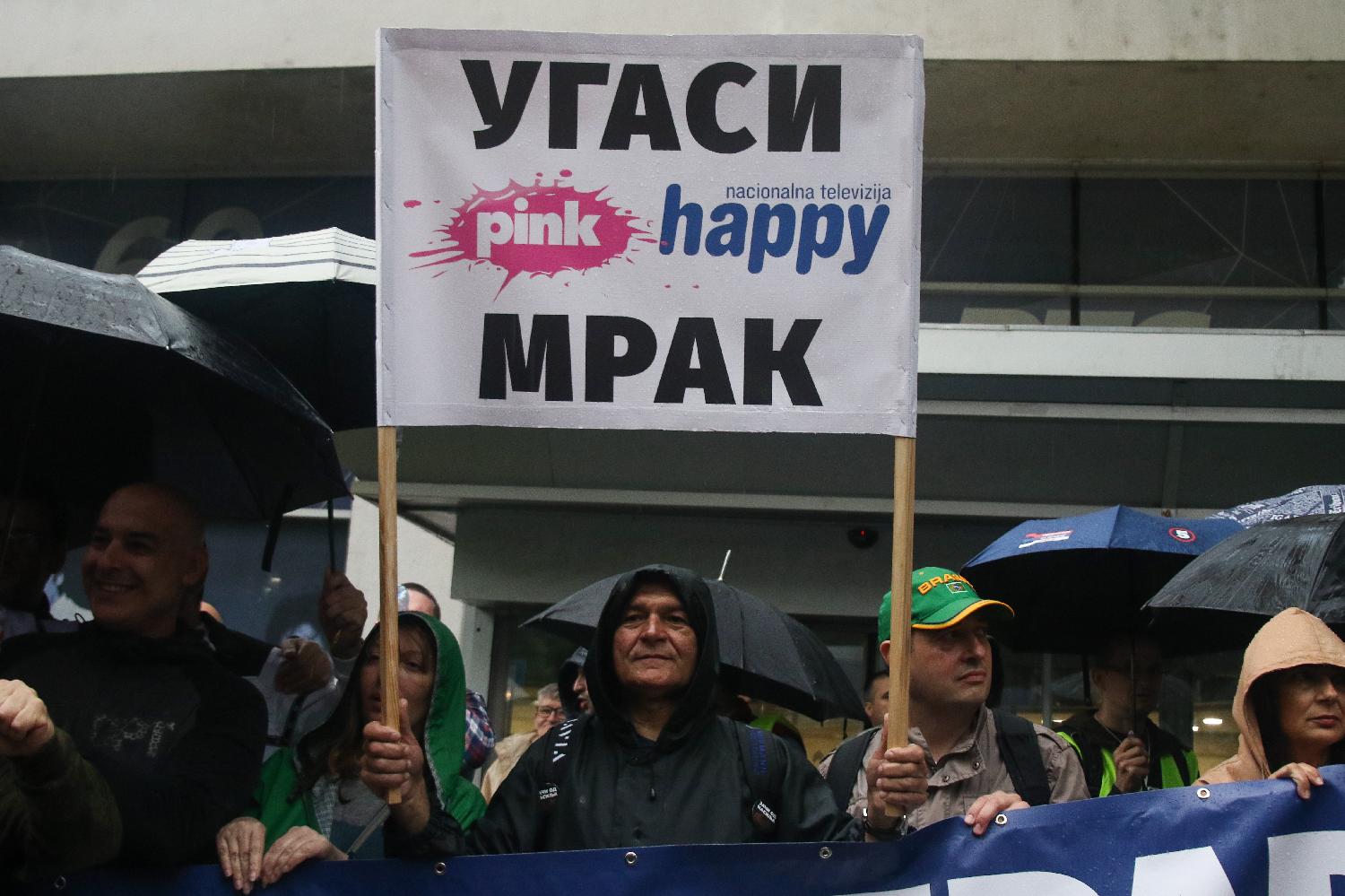 'Prsten' oko RTS-a, kiša, i uključenje u Dnevnik: Slike koje su obeležile protest "Srbija protiv nasilja" (FOTO) 20
