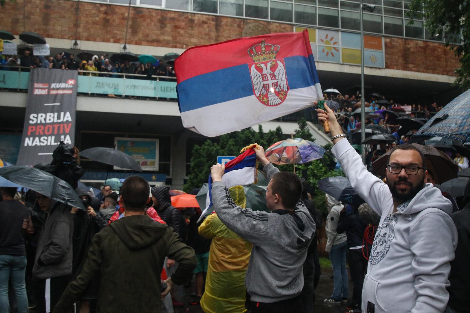 'Prsten' oko RTS-a, kiša, i uključenje u Dnevnik: Slike koje su obeležile protest "Srbija protiv nasilja" (FOTO) 21