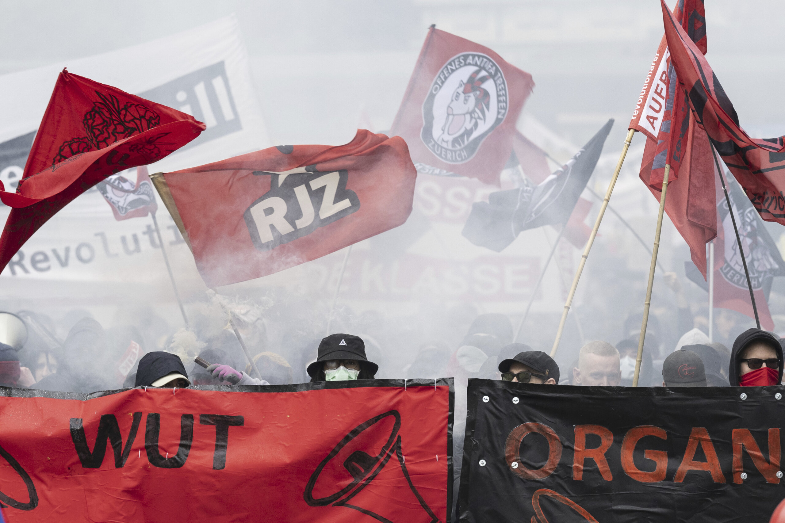 Marševi i demonstracije "moćnih sindikata", sukobi radnika i policije od Nemačke do Turske: Kako je u svetu obeležen Prvi maj (FOTO) 7 Marševi i demonstracije "moćnih sindikata", sukobi radnika i policije od Nemačke do Turske: Kako je u svetu obeležen Prvi maj (FOTO) 7