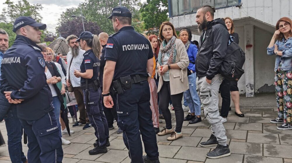 Kako je učenica novosadske škole ostala sama u učionici tokom kontradiverzionog pregleda posle dojave o bombi? 1