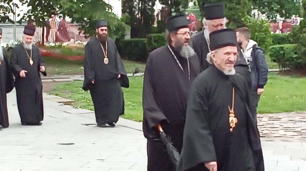 Kad se vladike leče na VMA, a vernici u manastirima 1