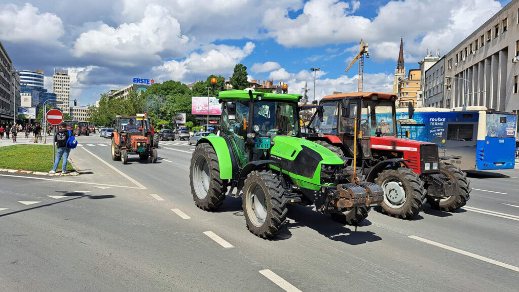 UŽIVO Drugi dan protesta poljoprivrednika: Novosadski poljoprivrednici večeras odlučuju o daljim protestima, Subotičani odblokirali centar grada (VIDEO, FOTO) 3 UŽIVO Drugi dan protesta poljoprivrednika: Novosadski poljoprivrednici večeras odlučuju o daljim protestima, Subotičani odblokirali centar grada (VIDEO, FOTO) 7