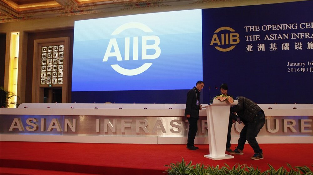 Siniša Mali sa predsednikom Azijske infrastrukturne investicione banke 1