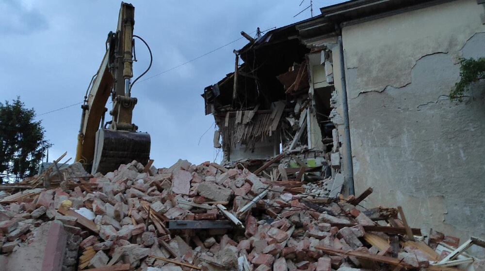 Srušena predratna vila na Vračaru, na licu mesta bager ravna teren 1