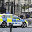 Zakucao se kombijem u kuću, pa mačetom napao više građana i policajaca u Londonu (VIDEO) 10